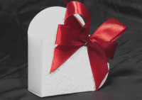 Kokarda satynowa czerwona szer. wstążki 1,8cm, wielkośc kokardy 7*8cm